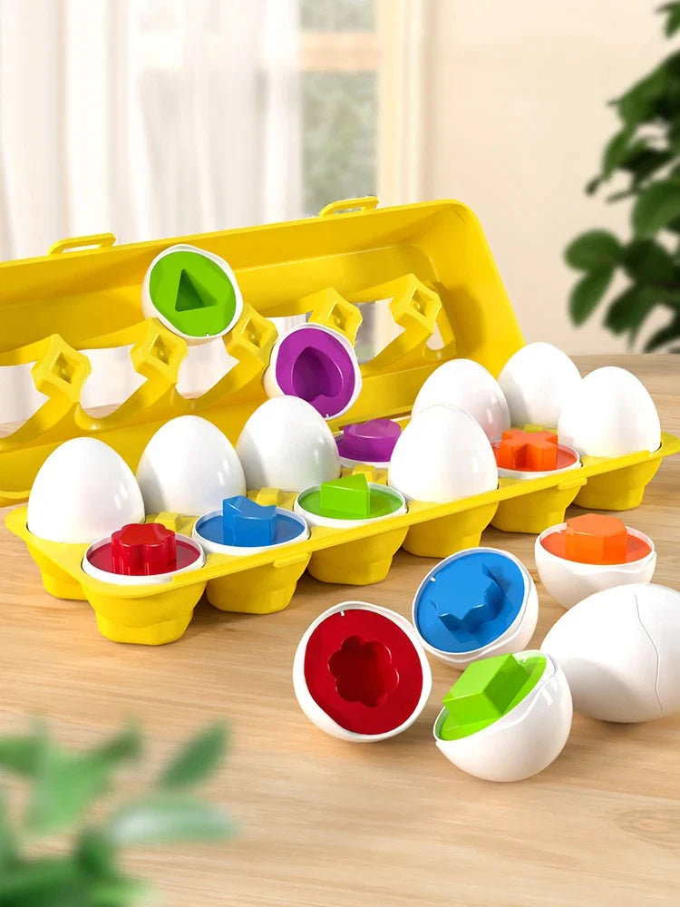 Huevitos Sensoriales abiertos mostrando las figuras geométricas de colores en su interior
