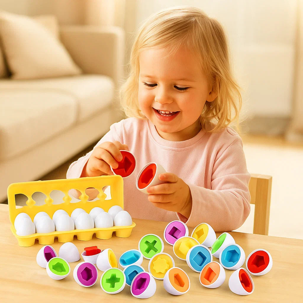 Niña sonriendo mientras juega con los Huevitos Sensoriales y su cartonera amarilla